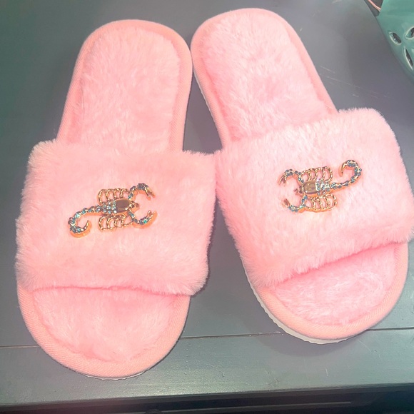NWOT WOMEN Pink Fuzzy Scorpion Slides slippers SIZE SMALL 6-7 - Picture 2 of 5